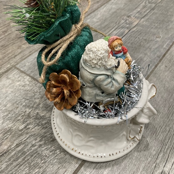 Santa and girl Christmas assemblage - Picture 7 of 13